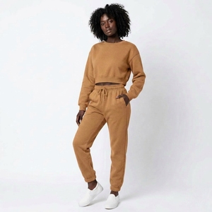 ชุดเซ็ตเสื้อครอปแขนยาวและกางเกงจ็อกเกอร์ 2 ชิ้น ผ้าฟลีซ คอกลม สวมใส่สบาย เหมาะสำหรับใส่ทุกวัน รับผลิตตามแบบ OEM ขายส่งจากโรงงาน - Product Image 1