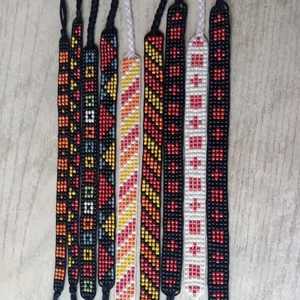 Bracelet perlé fait main avec motifs géométriques colorés pour la fabrication de bijoux - Product Image 6