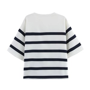 Camiseta de Mujer de Manga Corta con Estampado de Rayas en Blanco y Negro, Cuello Redondo, Estilo Casual, Camisetas de Mujer de Alta Calidad - Product Image 3