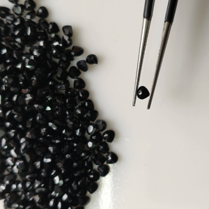 พลอยออนิกซ์สีดำธรรมชาติ 3 มม. รูปหัวใจ คุณภาพดีที่สุด พลอยเม็ดเดี่ยวสำหรับทำเครื่องประดับ ผลิตภัณฑ์จากเรดเมาน์เทน เจมส์ อินเดีย - Product Image 1