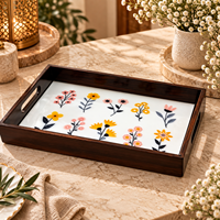 Plateau de service moderne en bois naturel à motifs floraux |   Plateau rectangulaire en bois avec poignées intégrées, finition lisse, multifonctionnel pour la salle à manger
