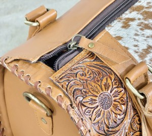 Bolsa de Viaje Speedy 100% Cuero Genuino con Panel de Piel de Vaca y Detalle Floral, Color Marrón con Borlas Blancas, Estilo Casual, Cierre de Cremallera - Product Image 5