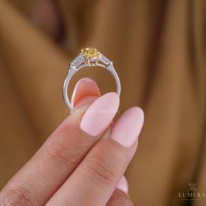 Bague de fiançailles en or 18 carats avec diamant jaune ovale personnalisé et pierres latérales trapézoïdales, fabricant de bijoux fins - Product Image 4