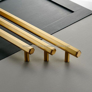 Poignée en métal brossé conçue pour l'installation de portes et tiroirs de cuisine contemporains, décoration intérieure - Product Image 3