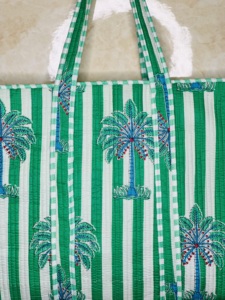 Bolso de mano hecho a mano con diseño de palmera |   Bolso de Hombro Acolchado de Algodón |   Bolsa de Mano con Estampado Tropical |   Bolso de uso diario con estampado de rayas para mujer - Product Image 4