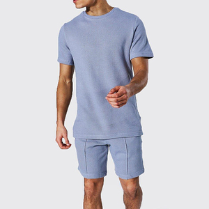 Conjunto de camiseta de algodón azul claro con cuello redondo y pantalones cortos para hombre, ropa informal de verano, transpirable, de punto, de color sólido. - Product Image 1