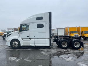 รถบรรทุกหัวลาก VNL64760 6x4 ปี 2019/2020 แบบมีห้องนอนหลังคาสูง 70 นิ้ว ระยะทางวิ่ง 264,599 ไมล์ ผ่านการตรวจสอบแล้ว - Product Image 5