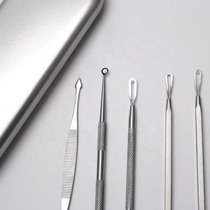 Juego de 5 Herramientas Profesionales de Acero Inoxidable para Eliminar Puntos Negros, Extractor de Acné, Espinillas y Comedones, Kit de Cuidado de la Piel - Product Image 4