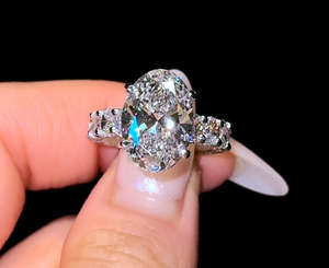 Anillo de Compromiso de Lujo con Moissanita de Corte Ovalado, Halo Oculto y Banda Gruesa de Diamantes Pavé, Oro de 14K/18K, Anillo Nupcial - Product Image 1