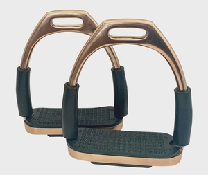 Estribos de aluminio para caballo con acolchado de goma negra y acabado dorado para montar. - Product Image 1