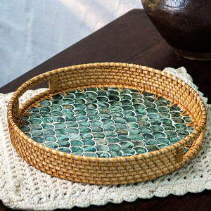 Plateau de service rond en rotin avec incrustation de nacre |   Plateau en mosaïque tissé à la main |   Plateau décoratif en osier laqué, panier à nourriture - Product Image 2