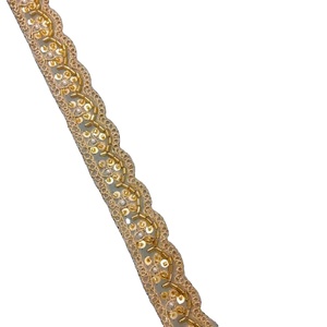 Ribete trenzado dorado de 25 mm con lentejuelas y cuentas, encaje ecológico lavable para bufandas, zapatos y prendas católicas al por mayor - Product Image 1