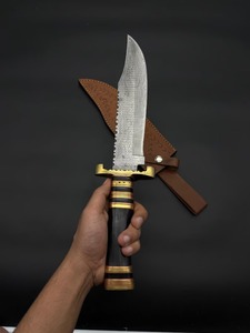 Couteau de chasse artisanal en acier Damas avec lame à pointe dentelée et étui en cuir, conception à lame pleine longueur - Product Image 2