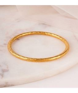 Bracelet manchette en laiton plaqué or de haute qualité pour femme, finition martelée, impression personnalisée, design moderne - Prix abordable - Product Image 1