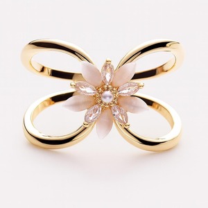 Anillo para servilletas con diseño de flor de cristal, perfecto para realzar la presentación de la mesa en restaurantes, hoteles y resorts. Venta al por mayor desde India. - Product Image 4