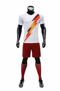 Conjunto de Camiseta de Fútbol Personalizada para Hombre, Diseño de Rayos Rojos sobre Fondo Blanco, 100% Poliéster, Manga Corta, Cuello Redondo, Absorbe la Humedad, Ropa Deportiva para Equipo - Product Image 2