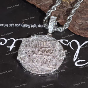 Colgante Redondo con Diseño de Dinero y Esfuerzo, Elaborado en Plata 925 con Diamante Moissanita, Estilo Hip Hop de Lujo con Incrustaciones de Piedras - Product Image 3