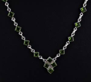 Colgante de peridoto natural en plata de ley, joyería de piedra de nacimiento de agosto, colgante de piedra preciosa verde hecho a mano, elegante regalo para mujer - Product Image 4