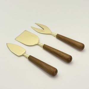 ชุดอุปกรณ์เสิร์ฟชีสสแตนเลสสตีลทำมือแบบกำหนดเองได้ ขัดเงาสีทอง พร้อมด้ามจับไม้ สำหรับใช้ในบ้าน โรงแรม และร้านอาหาร - Product Image 4
