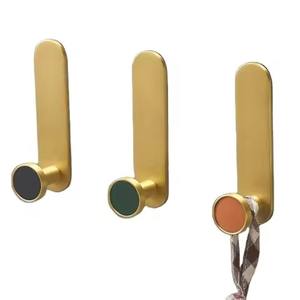 Ganchos de pared metálicos de acabado premium, resistentes, para colgar abrigos, sombreros y bolsos en el hogar. - Product Image 1