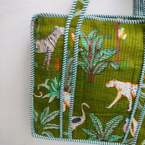 Sac fourre-tout matelassé en coton fait main avec motif imprimé en blocs « Jungle Safari », sac à bandoulière zippé en toile écologique pour femme - Product Image 2