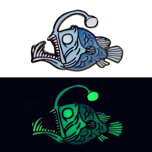 Venta al por Mayor de Pins Luminosos de Metal con Diseños Personalizados de Criaturas Marinas - Product Image 5