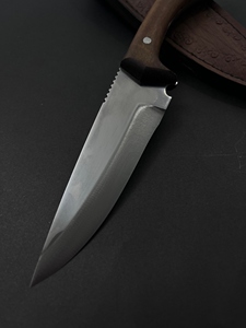 Couteau de chasse et de camping à lame fixe en acier forgé, lame partiellement dentelée, manche en bois, étui en cuir, durable - Product Image 5
