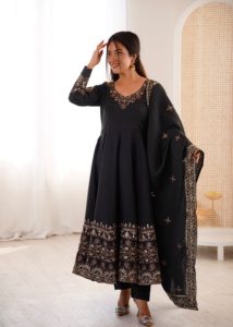 Robe élégante en soie romaine avec broderie et travail de sequins, avec un bas en micro-coton et un dupatta en soie romaine, ensemble prêt-à-porter. - Product Image 3