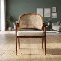 Fauteuil moderne en bois clair avec dossier en rotin, assise rembourrée, dossier incurvé et pieds élégants pour salle à manger, café, salon