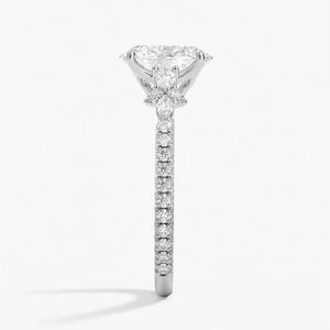 Anillo de Diamantes Moissanite Ovalados VVS en Oro Blanco con Banda de Diamantes Pavé y Detalles Florales, Nuevo, de Proveedor Indio - Product Image 5