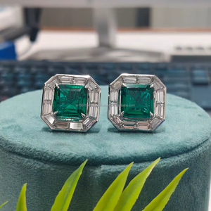 Pendientes de diamantes verdes con corte Asscher en oro blanco, una combinación llamativa de elegancia vintage y brillo moderno con un color intenso. - Product Image 1