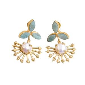 Boucles d'oreilles statement en laiton faites à la main, avec cristaux de guérison authentiques et perles d'eau douce, finition plaquée or 18 carats, style bohème classique - Product Image 1