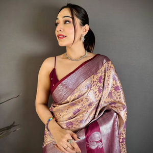 Sari de Seda Kanjivaram de Lujo con Borde en Contraste y Tejido Clásico de Zari Plateado - Product Image 1