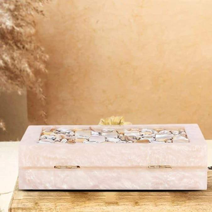 Bolso de Mano de Resina Moderno para Mujer, Cierre Magnético, Forro de Terciopelo, Patrón Geométrico y Adornos de Perlas, Hecho a Mano por MULTI CRAFT - Product Image 3