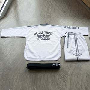 Uniforme de Taekwondo Regal Three Blanco 100% Poliéster para Artes Marciales con Cinturón Negro - Product Image 2