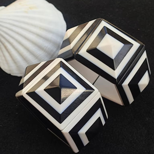 Accessoires de mode pour filles faits à la main, design antique noir et blanc, pour les fêtes, par Universal Overseas - Product Image 1