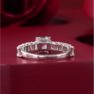 Anillo de Compromiso con Diamante Cultivado en Laboratorio, Corte Esmeralda de 2.93 CT, Oro Blanco de 14K, Claridad VS1, Piedra Principal Zafiro - Product Image 4