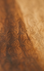 Planche à découper artisanale en bois de manguier durable en forme de feuille, avec poignée intégrée en forme de larme - Product Image 2