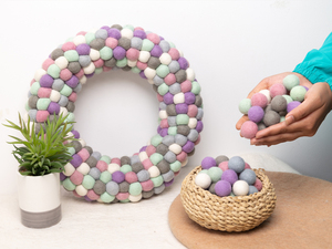 Guirlande de porte bohème en feutre et boules de laine pour décoration murale intérieure de Noël, ambiance festive et accueil chaleureux - Product Image 5