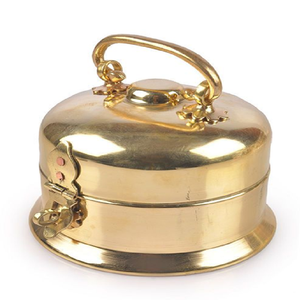 Boîte circulaire en laiton exquise avec des gravures géométriques détaillées et un couvercle à anneau. Article disponible à prix de gros. - Product Image 1