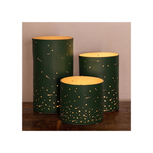 Ensemble de trois bougeoirs élégants en métal vert de différentes tailles pour la table à manger et la décoration de la maison - Product Image 1