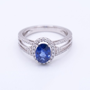 Anillo de Oro Blanco de 18K con Zafiro Azul Ovalado Natural y Halo de Diamantes, Diseño de Tallo Dividido, Joyas Memoria, Venta al por Mayor - Product Image 1