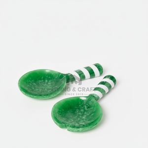 Juego de Servidores de Ensalada de Resina Verde Hechos a Mano |   Cuchara y Tenedor para Servir con Mango Rayado |   Utensilios de Cocina Modernos para Ensaladas y Pasta - Product Image 2