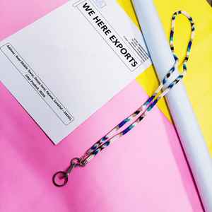 สร้อยประดับร่างกายทำมือหลากสีสันที่สวมใส่โดยผู้หญิงที่สวมเสื้อสีขาวและมีบัตรประจำตัวที่มองเห็นได้ แสดงถึงงานฝีมือของช่างฝีมืออย่างภาคภูมิใจ - Product Image 4