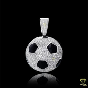 Pendentif Football Hip Hop Exclusif avec Sertissage de Diamants de Laboratoire Entièrement Incrustés et Finition Argentée - Product Image 2