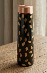 Botella de agua geométrica de cobre esmaltado con diseño moderno de rayas y tapa con acabado en cobre. Esta elegante botella de cobre esmaltada. - Product Image 6