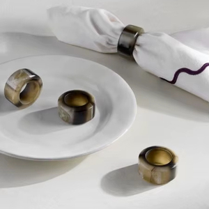 Anneau de serviette décoratif en résine haut de gamme pour hôtels de luxe, restaurants et salles de banquet - Product Image 1