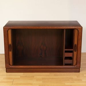 Mueble de Salón Tradicional Vierasse de Madera Maciza de Caoba con Compartimento de Almacenamiento y Acabado Marrón - Product Image 2