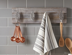 Finest Rustic Wooden Key Rack With 5 Metal Leaf <b>Hooks</b> Wall Mounted Storage For Keys And Accessories - Product Image 3