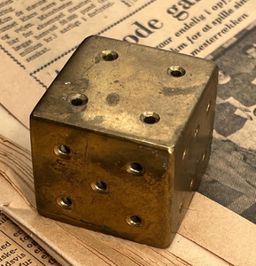 Meilleure vente : Presse-papiers moderne en laiton pur, forme de dés, qualité supérieure à prix bas et abordables - Product Image 1